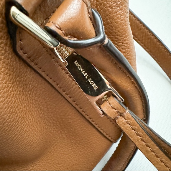 Michael Kors Julia Satchel Brown Pebbled Leather Crossbody Zip Up Bag - Picture 9 of 11